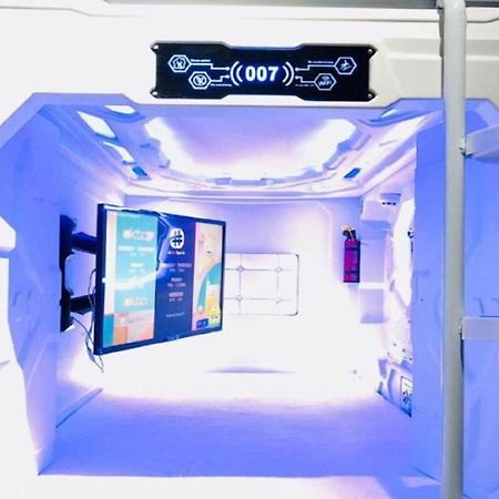 Met A Space Pod At Arab Street Сингапур Екстериор снимка