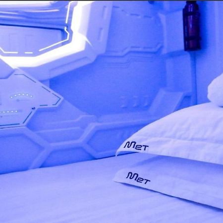 Met A Space Pod At Arab Street Сингапур Екстериор снимка