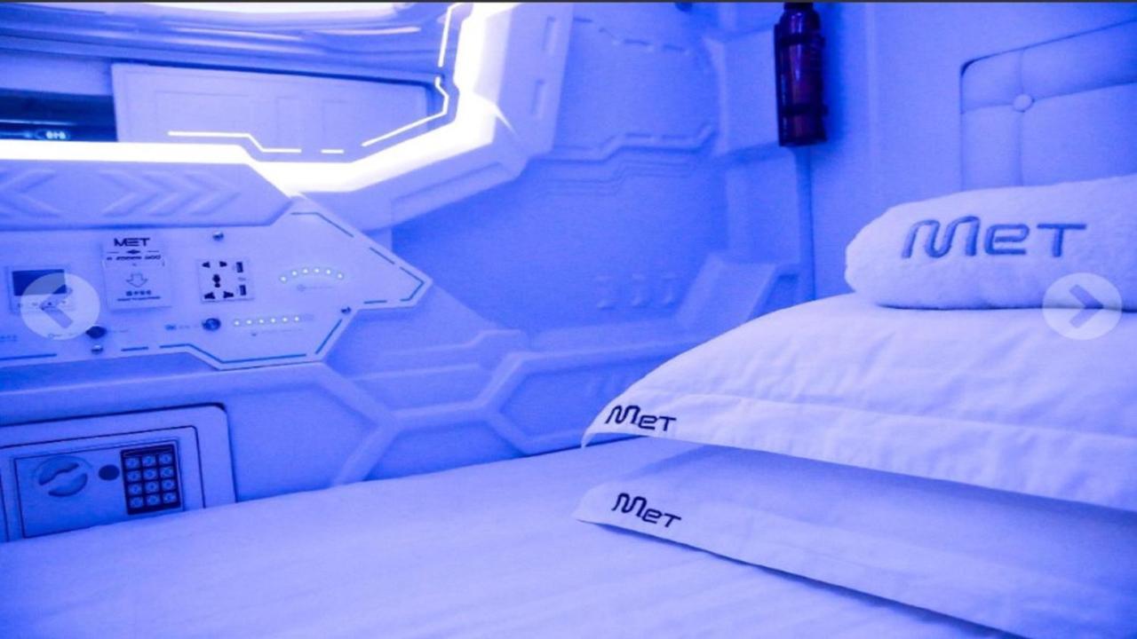 Met A Space Pod At Arab Street Сингапур Екстериор снимка
