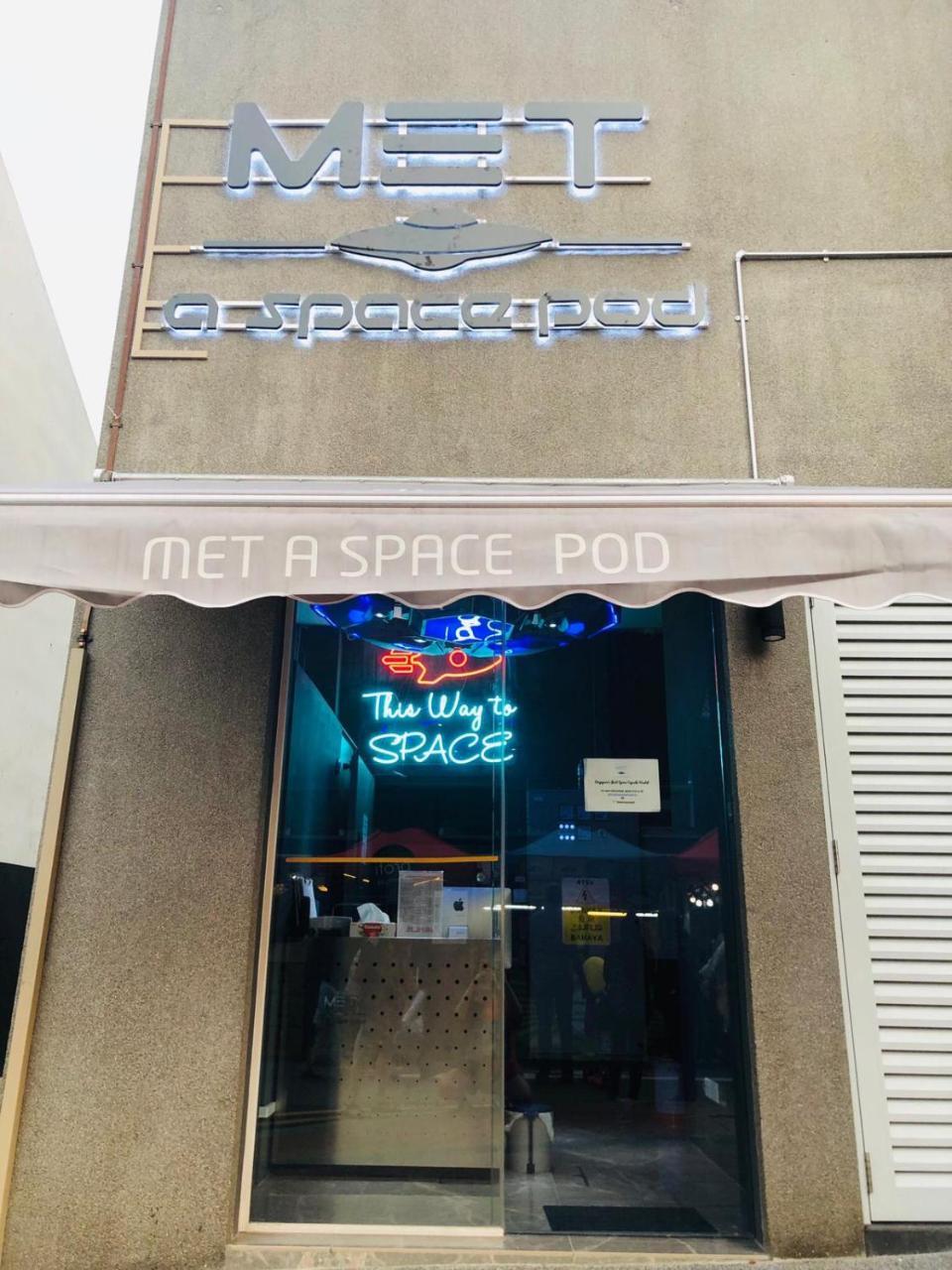Met A Space Pod At Arab Street Сингапур Екстериор снимка