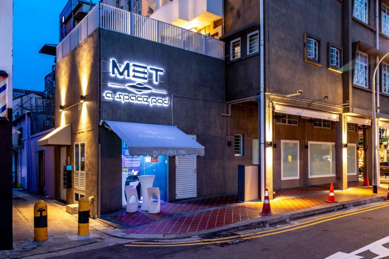 Met A Space Pod At Arab Street Сингапур Екстериор снимка