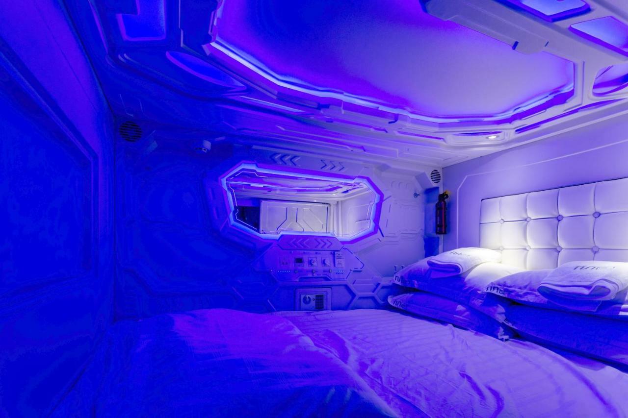 Met A Space Pod At Arab Street Сингапур Екстериор снимка