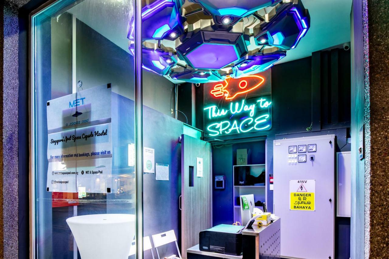 Met A Space Pod At Arab Street Сингапур Екстериор снимка